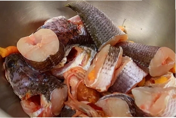 Sơ chế cá lóc thành từng khoanh vừa ăn