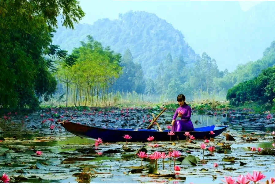 Suối Yến chùa Hương với khung cảnh thiên nhiên hùng vĩ