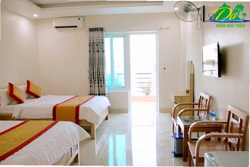 Tầm nhìn ra biển từ ban công phòng khách sạn Hải Tiến
