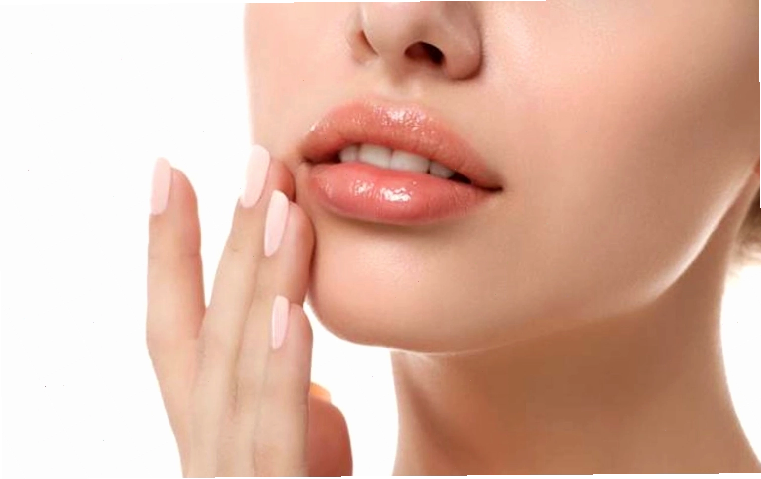 Tẩy tế bào chết môi giúp khắc phục môi bong tróc, giúp mềm mại và sáng hồng