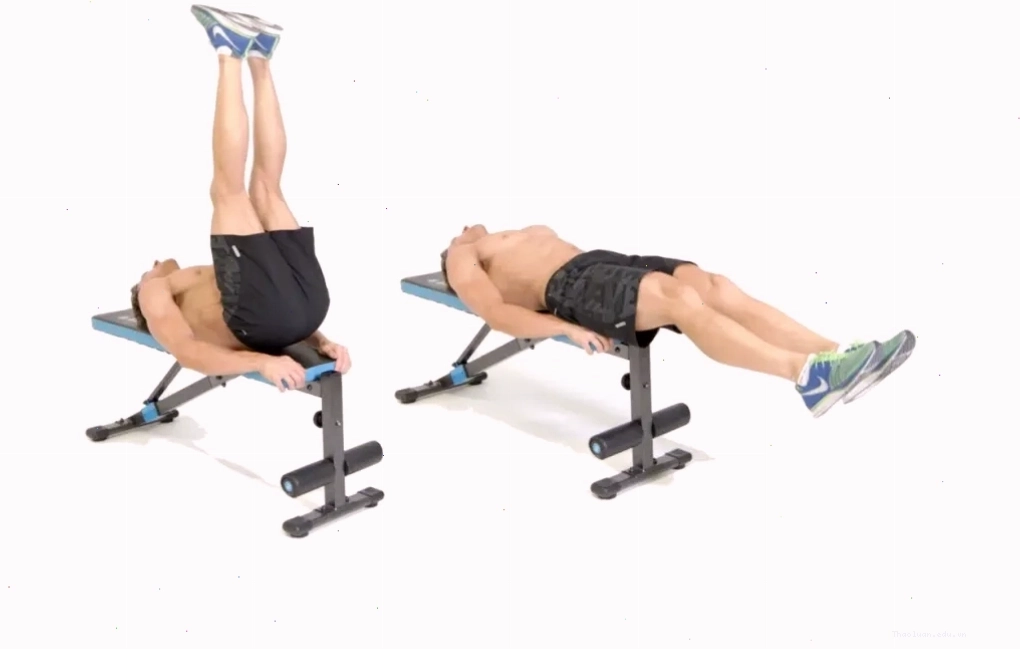 Thực hiện bài tập Flat Bench Lying Leg Raise