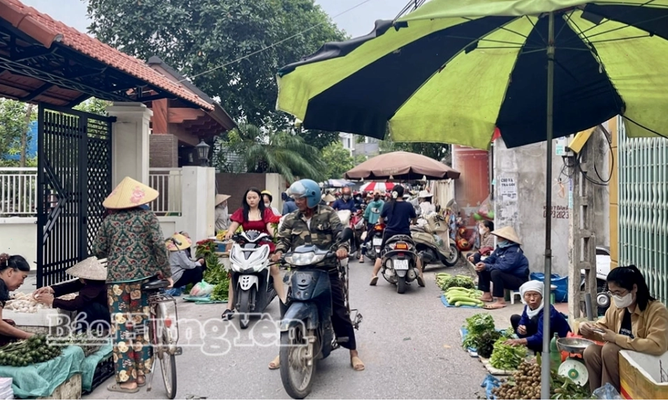 Tình trạng họp chợ tự phát gây ảnh hưởng đến giao thông tại Hưng Yên
