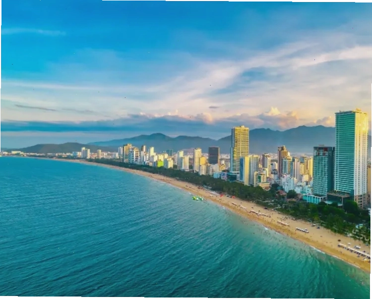 Toàn cảnh bãi biển Cà Ná với đường bờ biển dài và núi non hùng vĩ