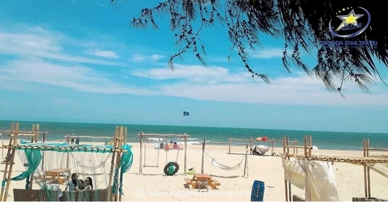 Toàn cảnh bãi biển Cam Bình Lagi với bờ cát mịn và hàng dương xanh