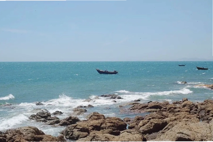 Toàn cảnh bãi biển Cồn Vành với cồn cát trắng và biển xanh bao la