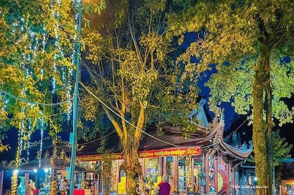 Toàn cảnh Đền Ông Hoàng Bảy