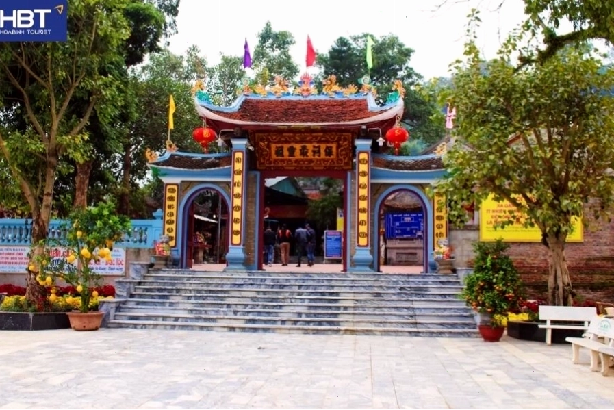 Toàn cảnh Đền Ông Hoàng Bảy Bảo Hà nhìn từ xa