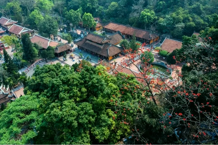 Toàn cảnh quần thể di tích Chùa Hương ẩn mình giữa núi rừng