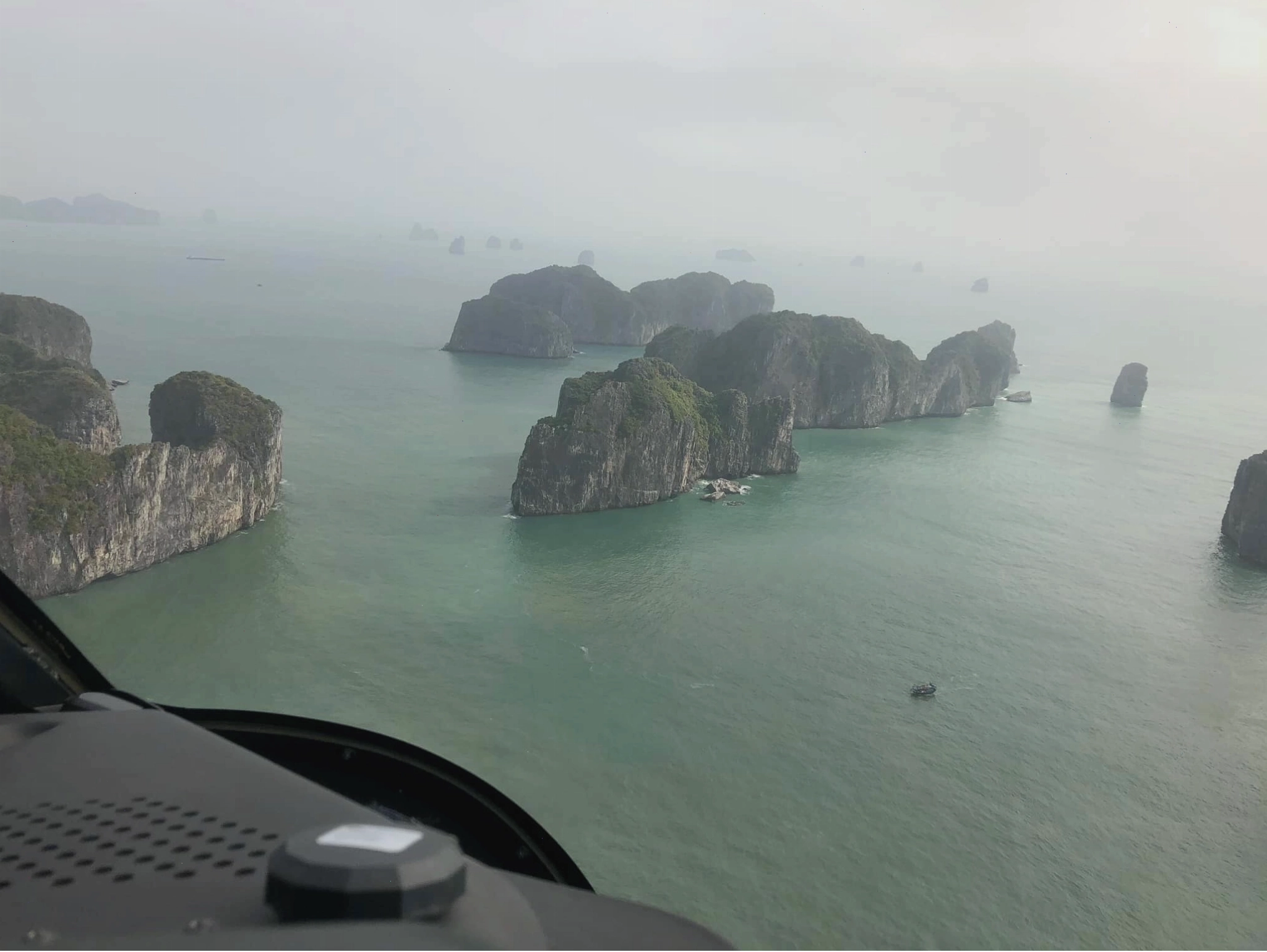 Trực thăng bay ngắm cảnh Vịnh Hạ Long từ trên cao