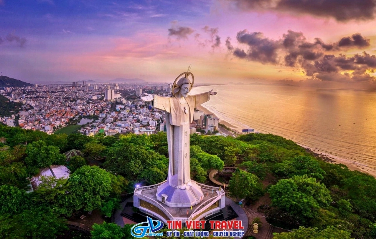 Tượng Chúa Kitô Vua sừng sững trên đỉnh núi Nhỏ Vũng Tàu
