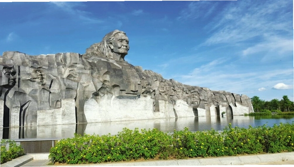 Tượng đài Mẹ Thứ uy nghiêm tại Tam Thanh