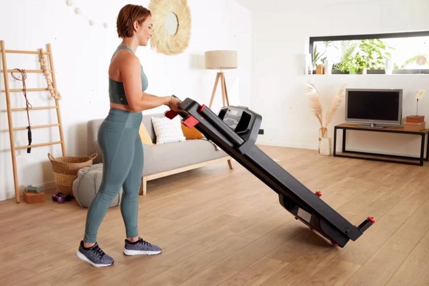 Ưu tiên máy chạy bộ có thể gấp gọn để phù hợp với không gian có diện tích hạn chế là kinh nghiệm mua máy chạy bộ gia đình