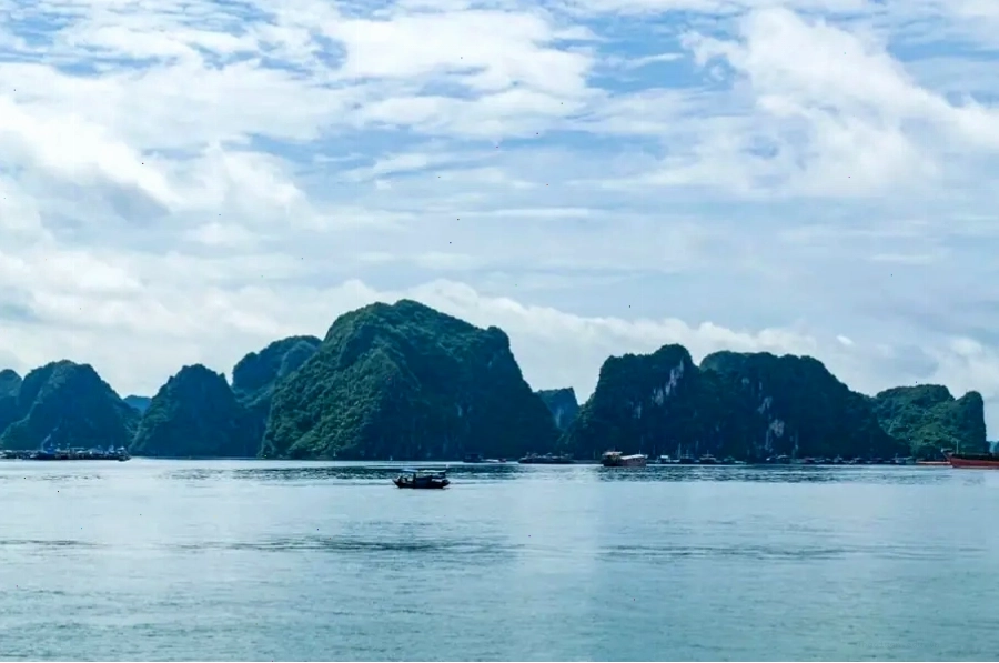 Vẻ đẹp ấn tượng của bãi biển Bãi Cháy