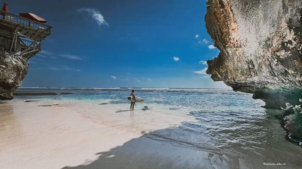 Vẻ đẹp bí ẩn và độc đáo của bãi biển Suluban Bali nằm dưới vách đá