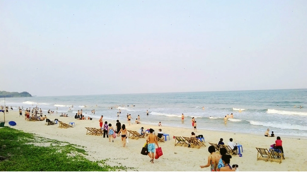 Vẻ đẹp hoang sơ của bãi biển Minh Châu, Quan Lạn