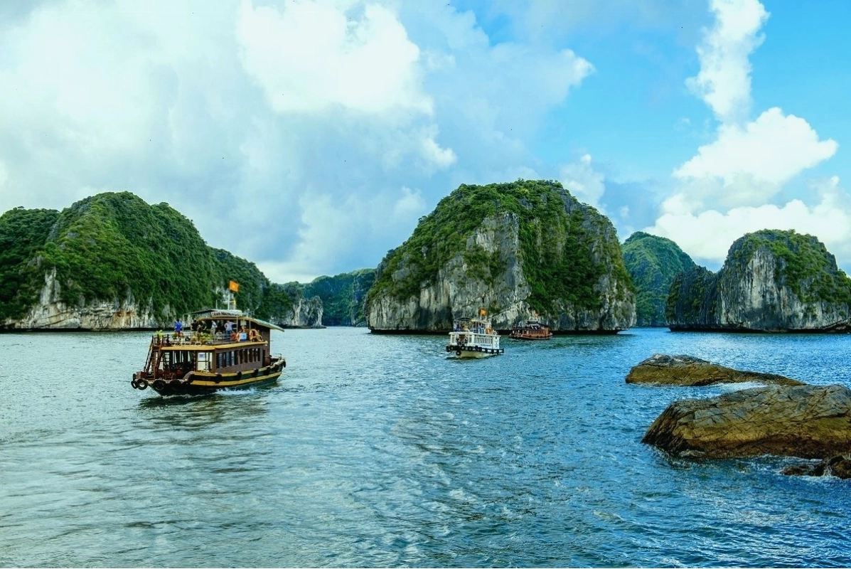 Vẻ đẹp hùng vĩ của Vịnh Lan Hạ