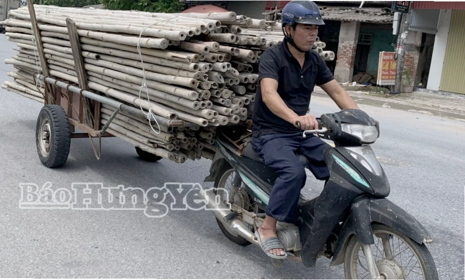 Xe máy chở hàng cồng kềnh gây nguy hiểm giao thông