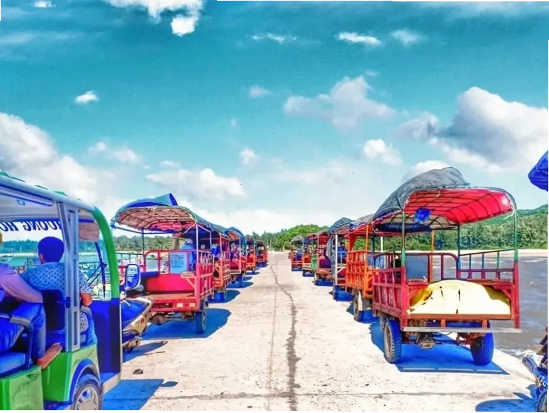 Xe tuk tuk di chuyển trên con đường ven biển Quan Lạn