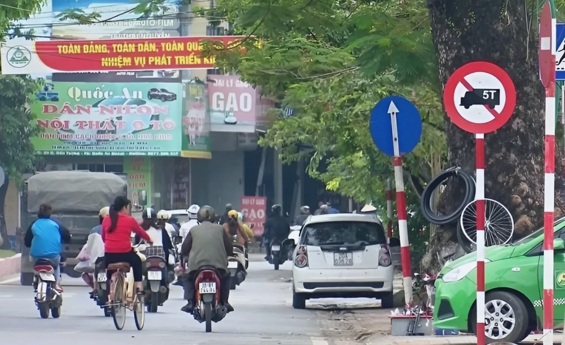 Ý nghĩa biển cấm xe tải P.106b và các biến thể