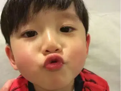 Meme hôn siêu dễ thương khiến bạn cười nghiêng ngả