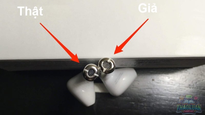 Kiểm tra phía dưới của tai nghe AirPods