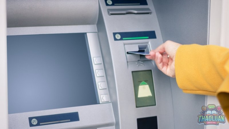 Hướng dẫn rút tiền bằng thẻ ATM